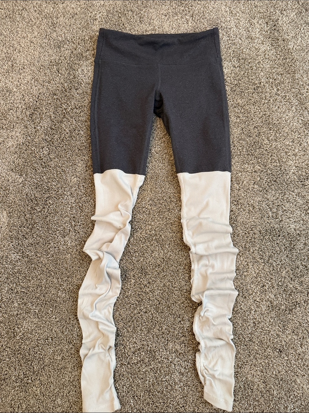 Alo Women’s Two-Tone Black and Cream Scrunch Leg Leggings